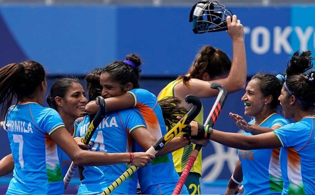Anbumani Ramadass announces prize for women's hockey team