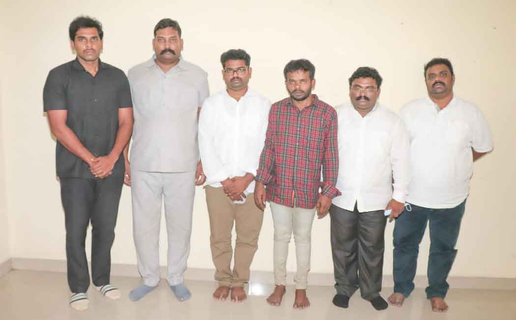 Six arrested for iridium scam