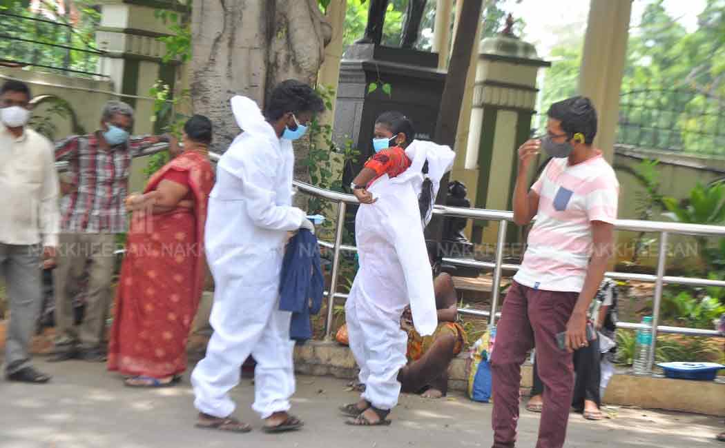 Corona patient relations took food for patients with ppe kit