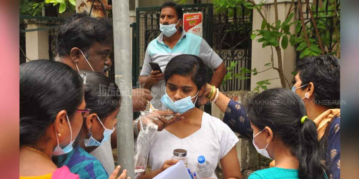 Students Preparing for NEET (Photos)