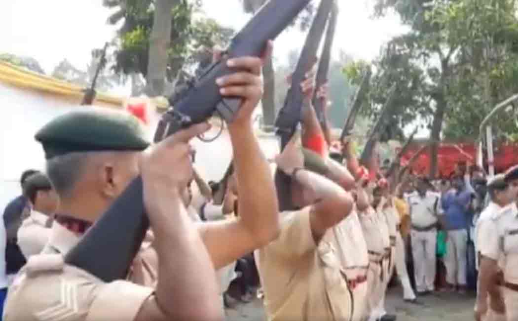Rifles fail to fire during the state funeral of former Bihar Chief Minister Jagannath Mishra