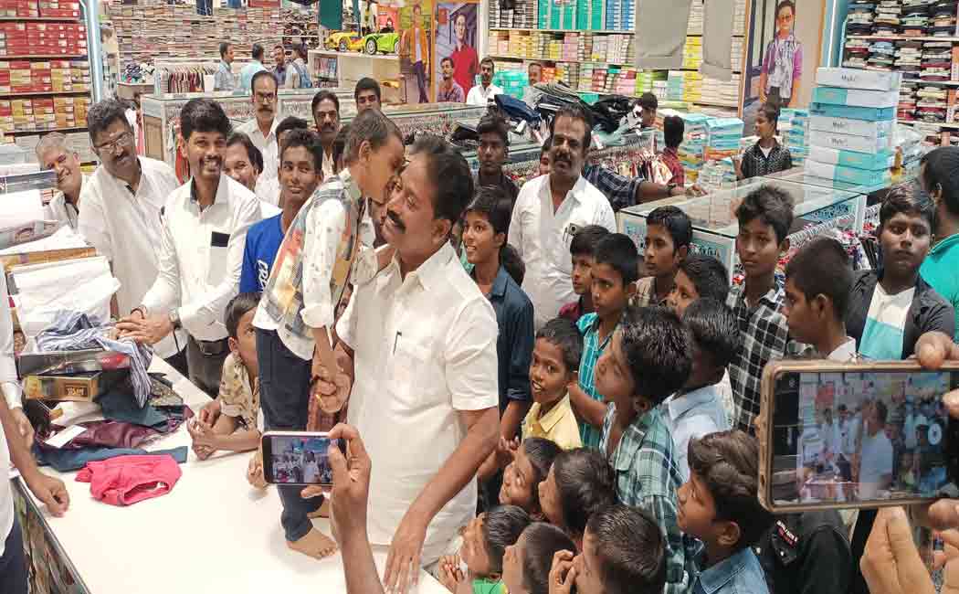 Thangapandian MLA presented Diwali dress for children on 8th year
