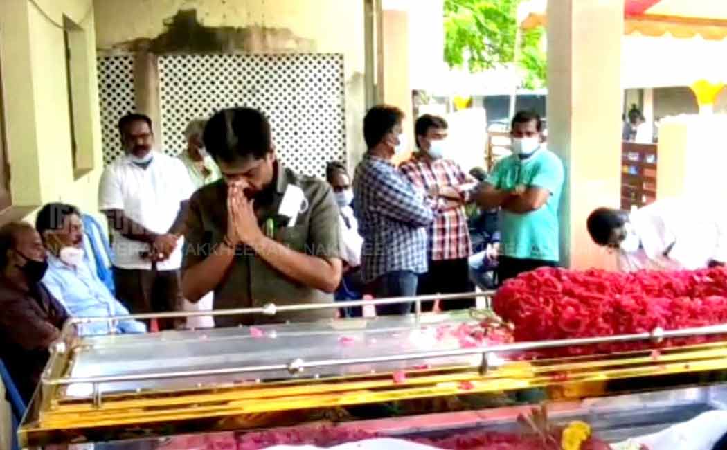 Nakkeeran Editor pays homage to R.N.R. Manohar's body!
