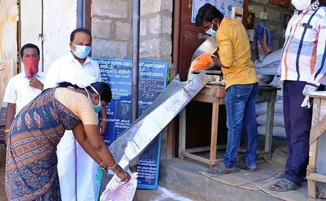 "Items should not be given to those who do not wear masks" - Collector warned