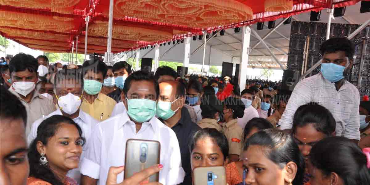 Students gather to take selfies with the Chief minister one! (Pictures)