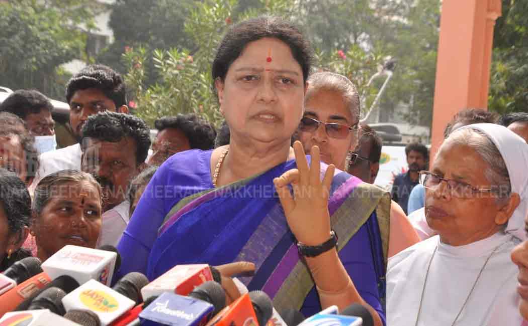"Jeyalalitha told me not to go abroad for treatment - sasikala