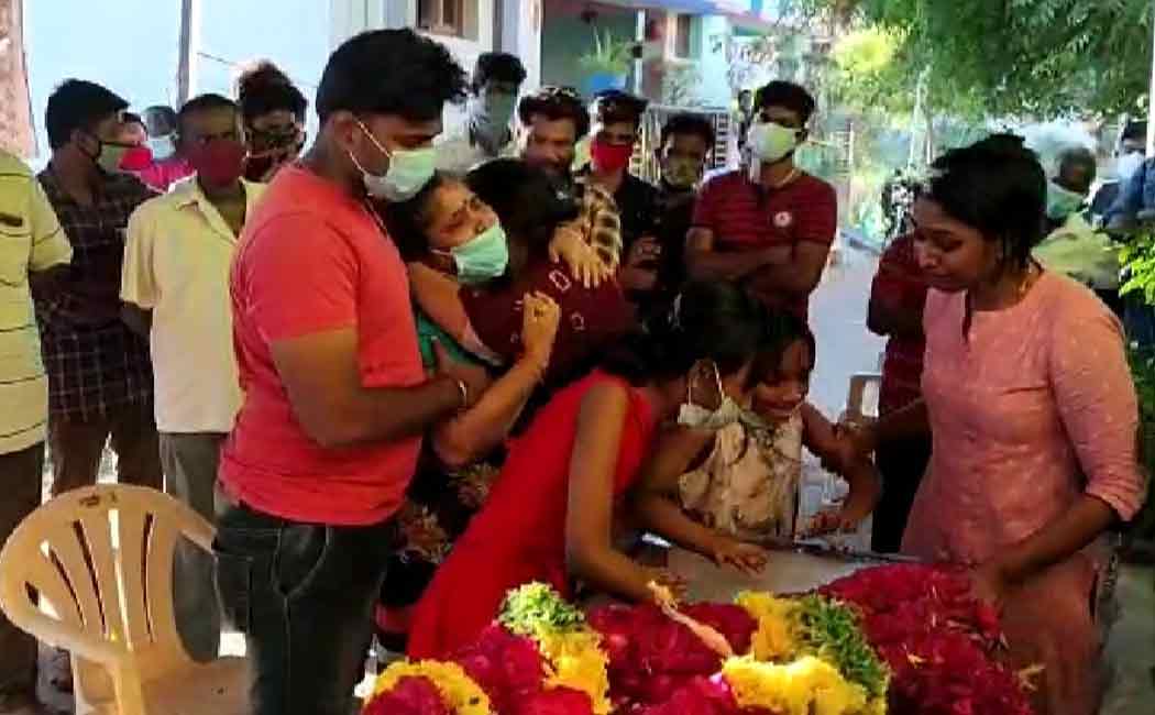 Actor Nitish Veera's family cries after seeing his body ..
