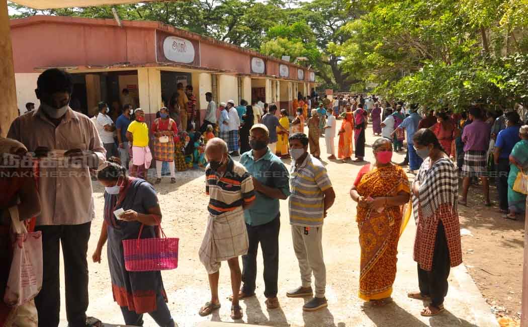 People gathered to buy the Corona relief fund of 2000 rupees
