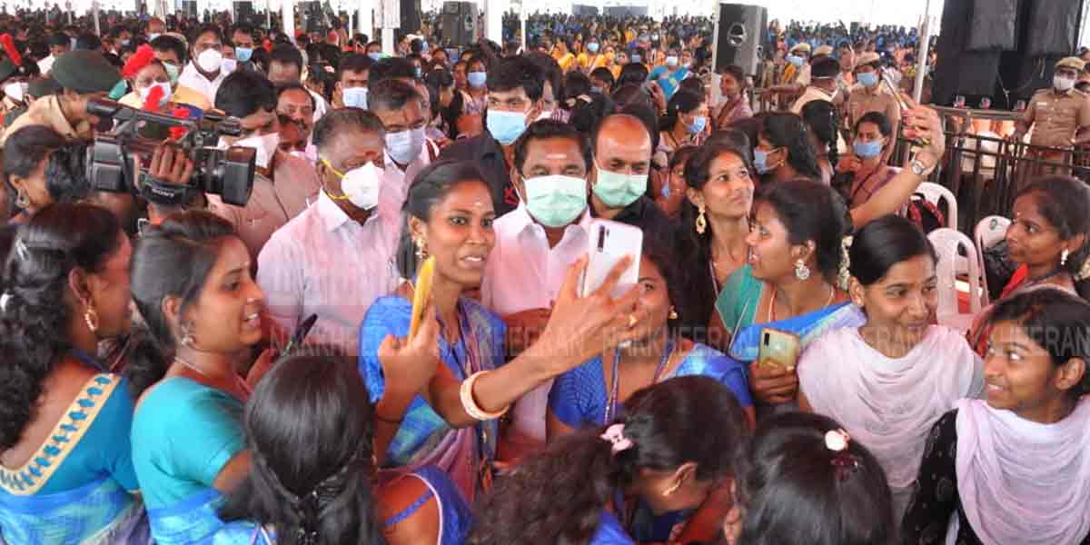 Students gather to take selfies with the Chief minister one! (Pictures)