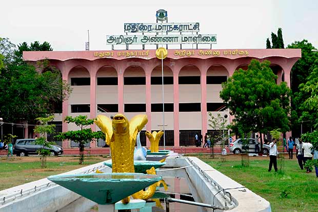 Raid in Madurai, Theni government offices; 5.60 lakh confiscated !!