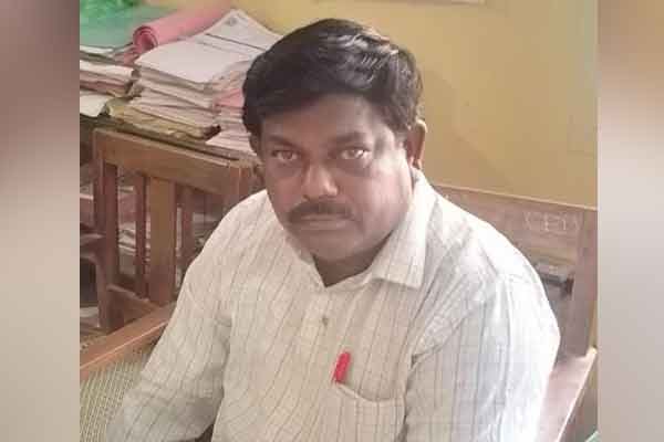 tn govt officer arrested for taking 15 thousand bribe