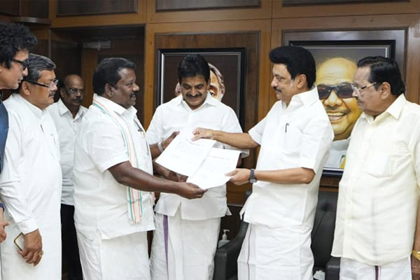Signed contract on Which constituencies for Congress