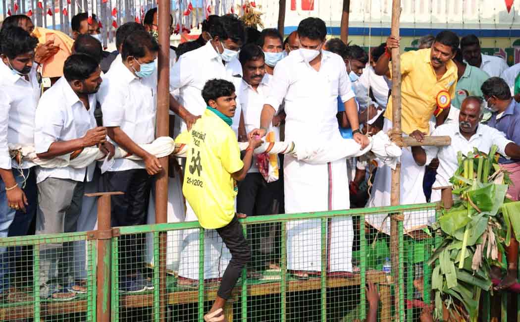Minister Anbil Mahesh who started the Jallikattu competition