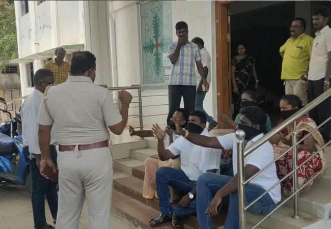 In front of the entrance gate of Panchayat Union office DMK. Councilors dharna protest!