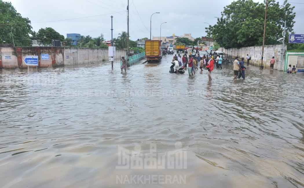 Heavy rain in Chennai Rainwater surrounding the residences (pictures)