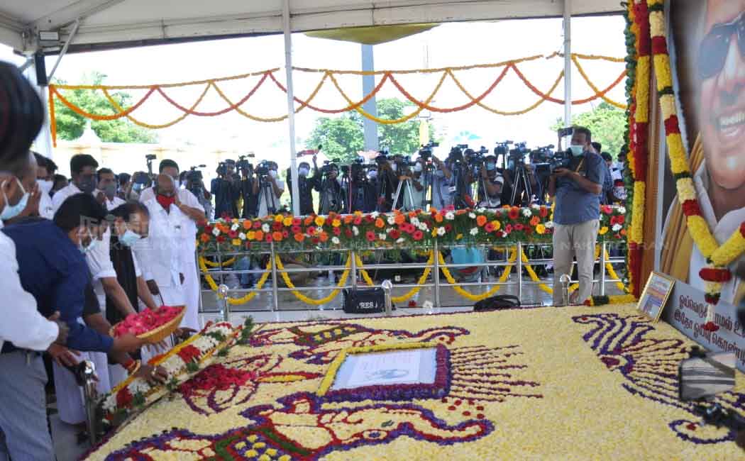 Leaders pay homage at Kalaignar memorial