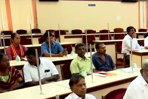 How many people compete? at Erode East by-election