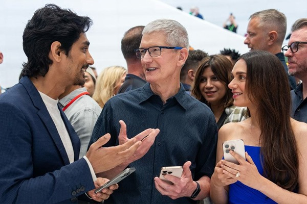 aditi rao siddhaarth meets apple ceo tim cook