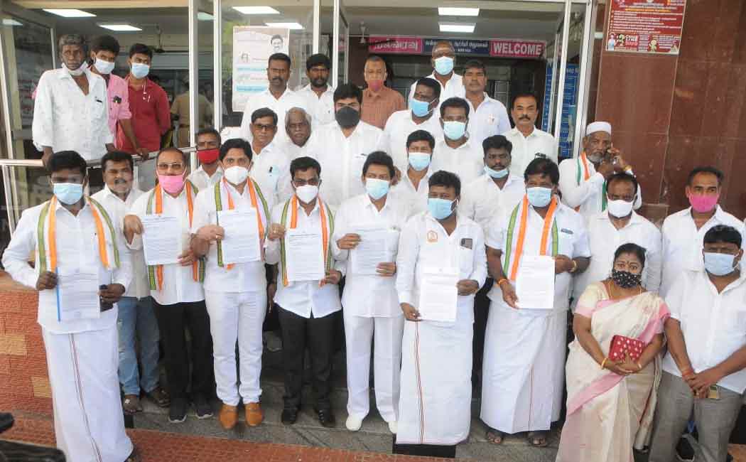 Congress Committee members who met the Collector and submitted the petition