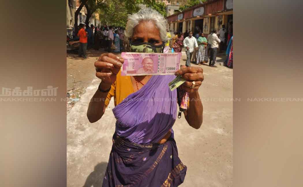 People gathered to buy the Corona relief fund of 2000 rupees