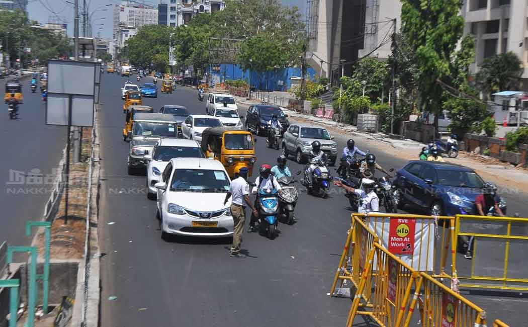 Vehicles that went through the crowd; Detained policemen