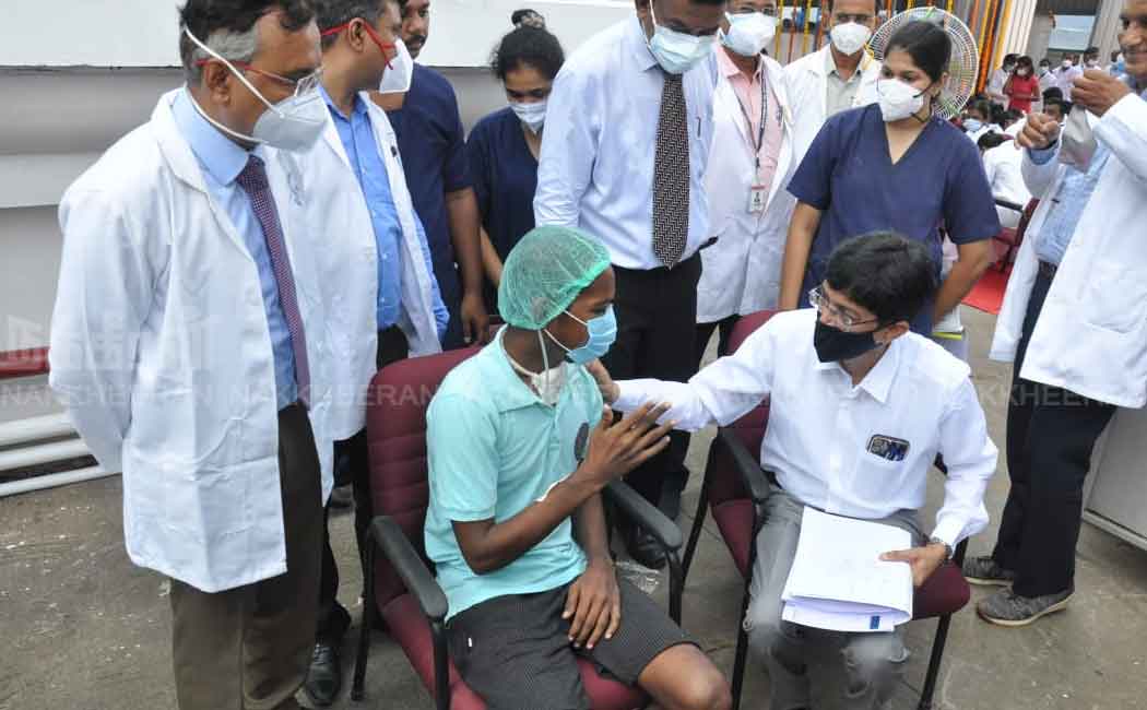 Minister who visited and greeted government doctors
