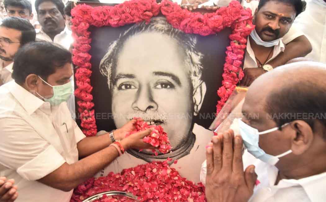 Brother's birthday; Palanichamy who paid homage by sprinkling flowers