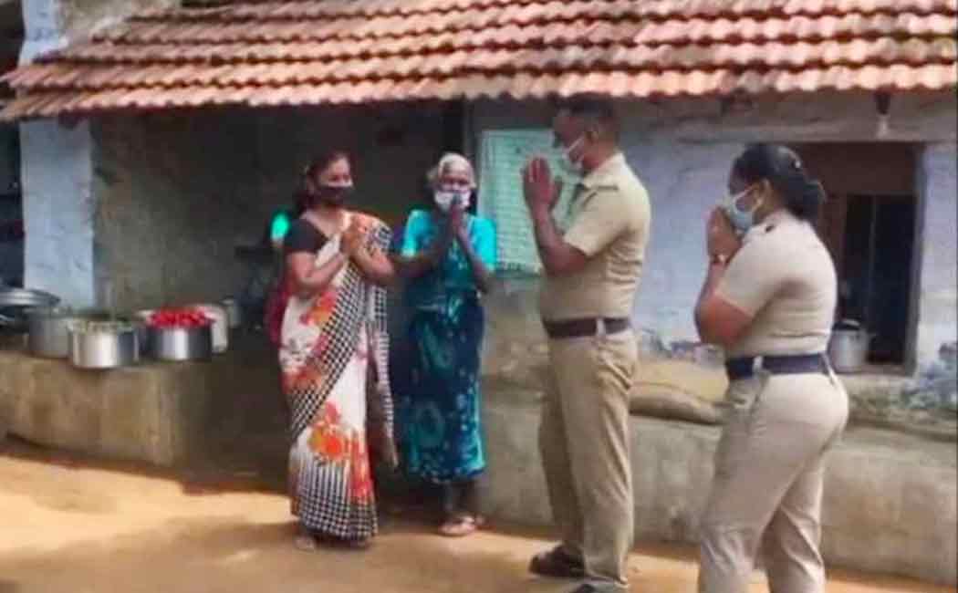 Humanitarian action of the police couple ..! Public, high officials praise ..!