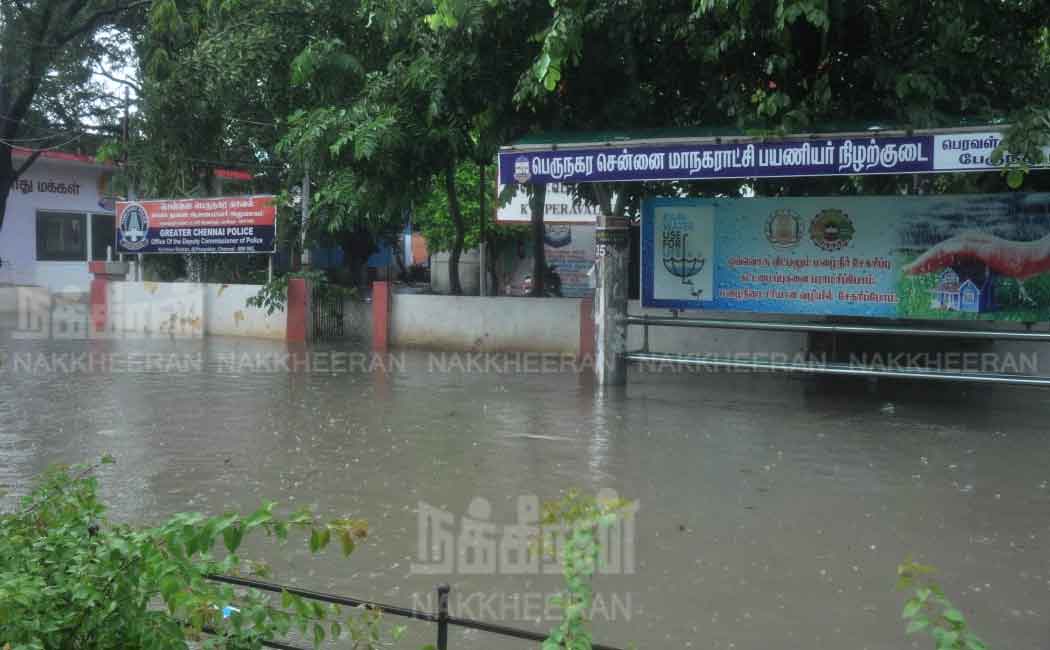 Heavy rain in Chennai; Rainwater on the roads! (pictures)