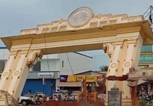 Demolition of the Niveli Arch, the symbol of the NLC