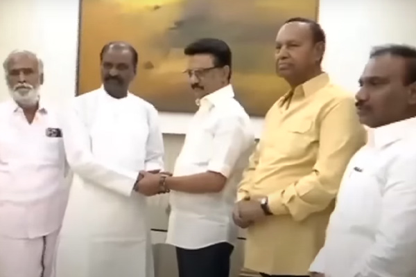 cm mk stalin personally consoles Vairamuthu regards his mother passed away recently