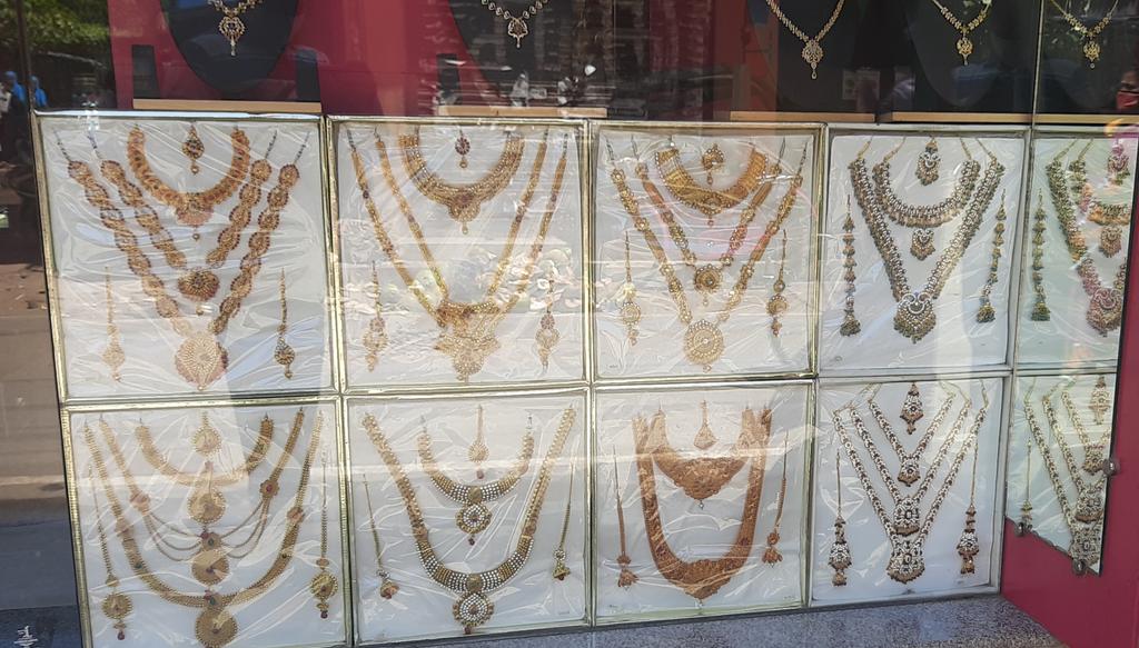 Covering jewelry workers who lost their smile