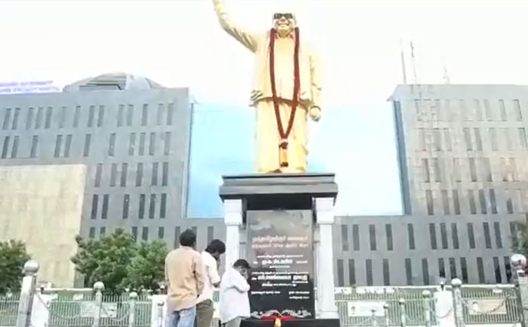 'Seenuramasamy pays respct to MGR, Shivaji, kalaignar statues!'