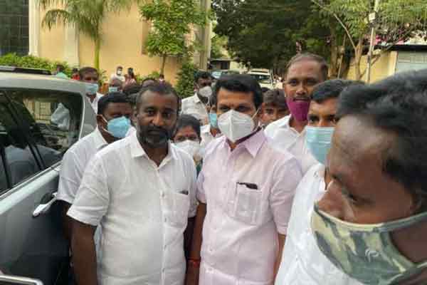 The incident where ADMK councilors joined hands with DMK has caused a great stir in Karur ..!