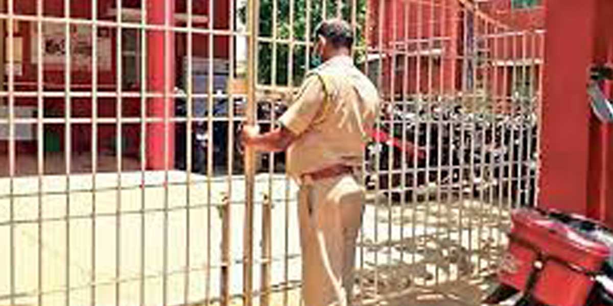 The inspector who locked the police station because the police did not come to work on time !!