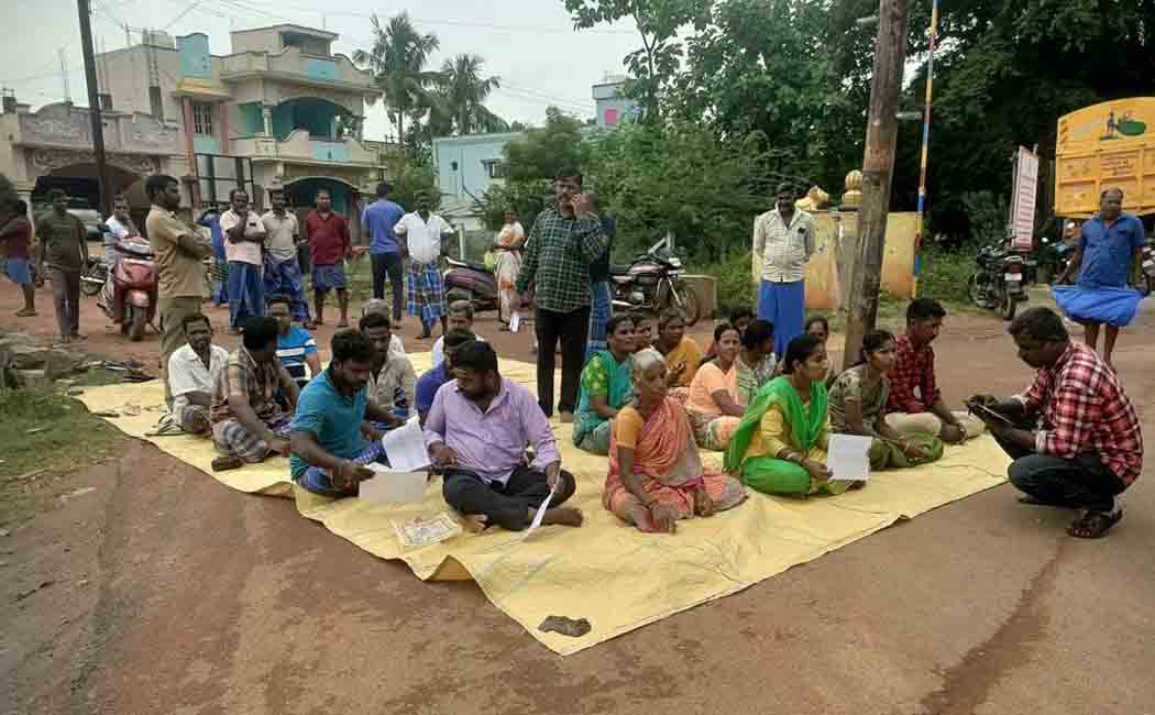 The police did not find the stolen jewelry... the family was involved in a dharna with the public!