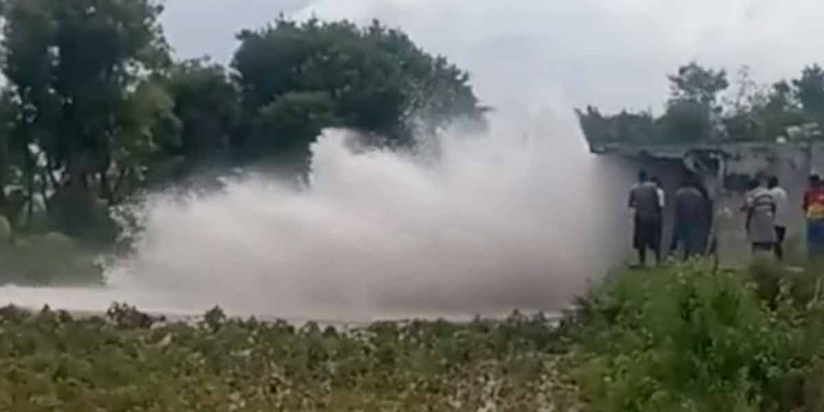 Joint drinking water giant pipe cracks; People gathered to see the raging water