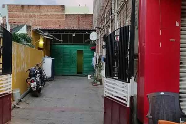Theni dt Chinnamanur area ADMK city secretary Pichaikani house incident