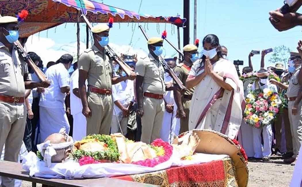 Kanimozhi MP Pays homage to Ki.Ra.
