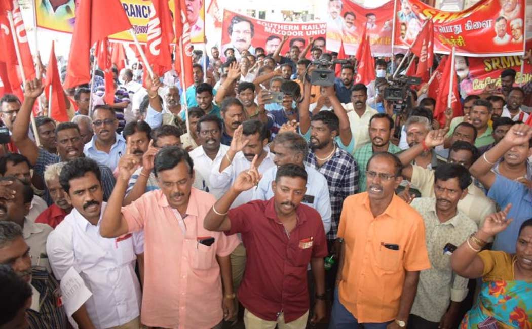 SRMU struggle against Vande Bharat scheme