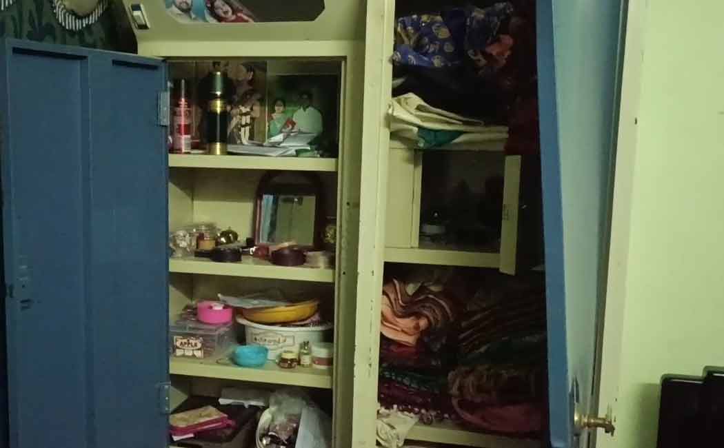 broke the lock house and stole 40 pieces of jewelry and 9 lakhs