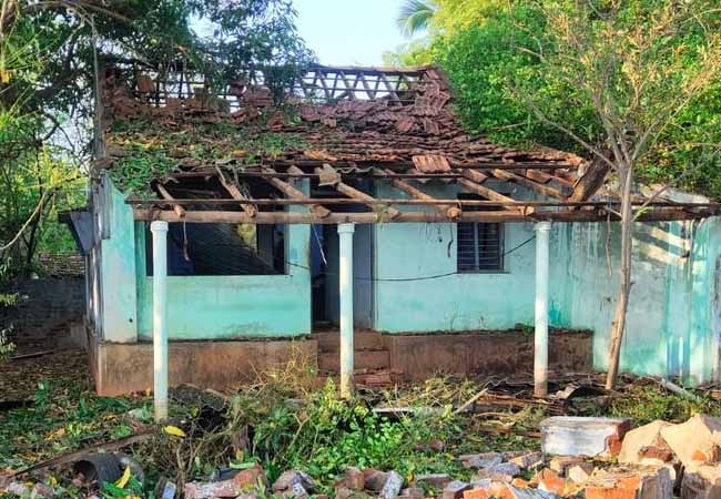The car with the firecrackers exploded and scattered ... houses damaged!