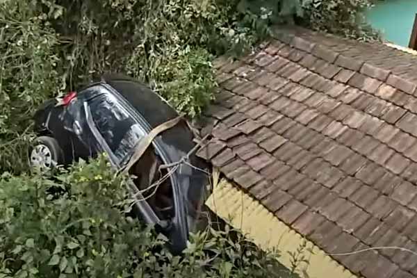 A car plowed into the house; Police investigation!