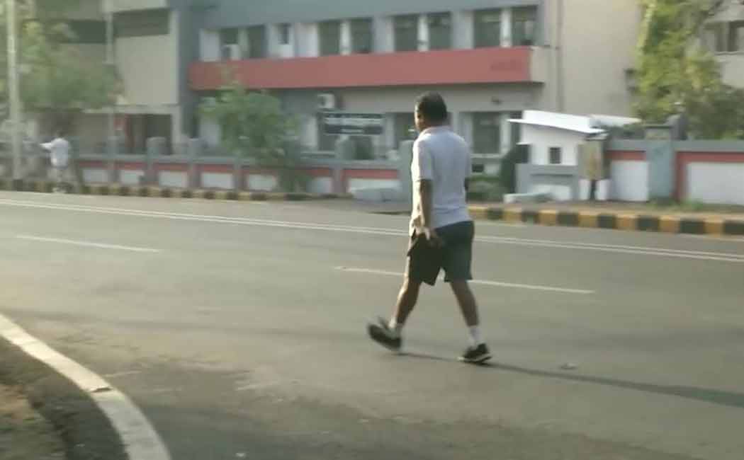 Police make people to do squats in Nagpur