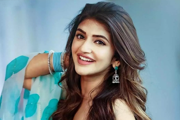 sreeleela make his kolltwood debut with sivakarthikeyan opposite in sudha kongara movie