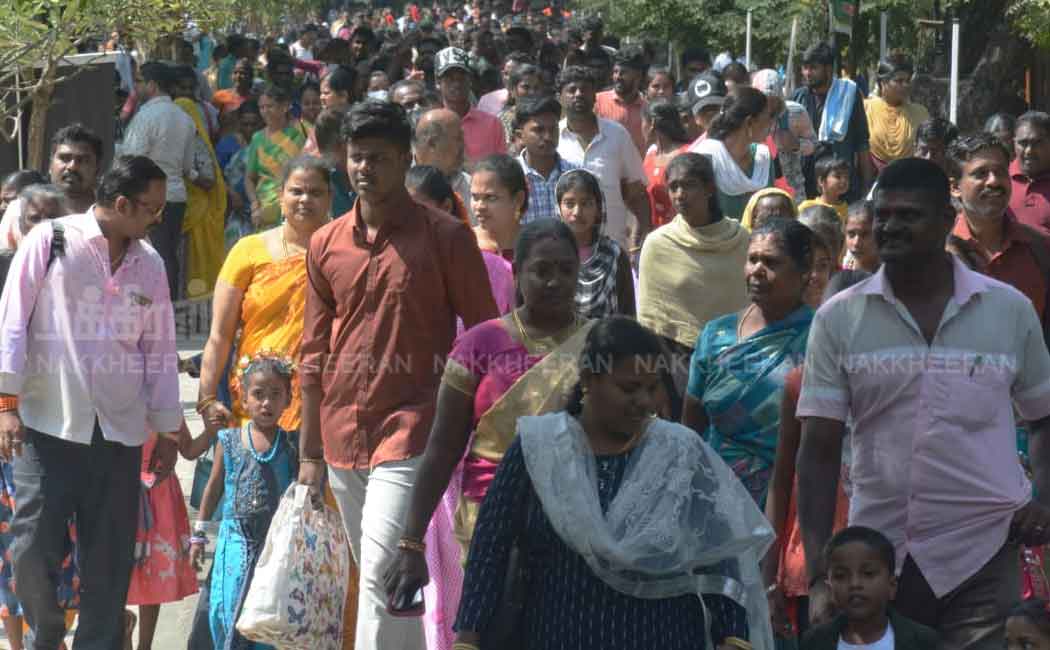 Vandaloor Zoo Full of People