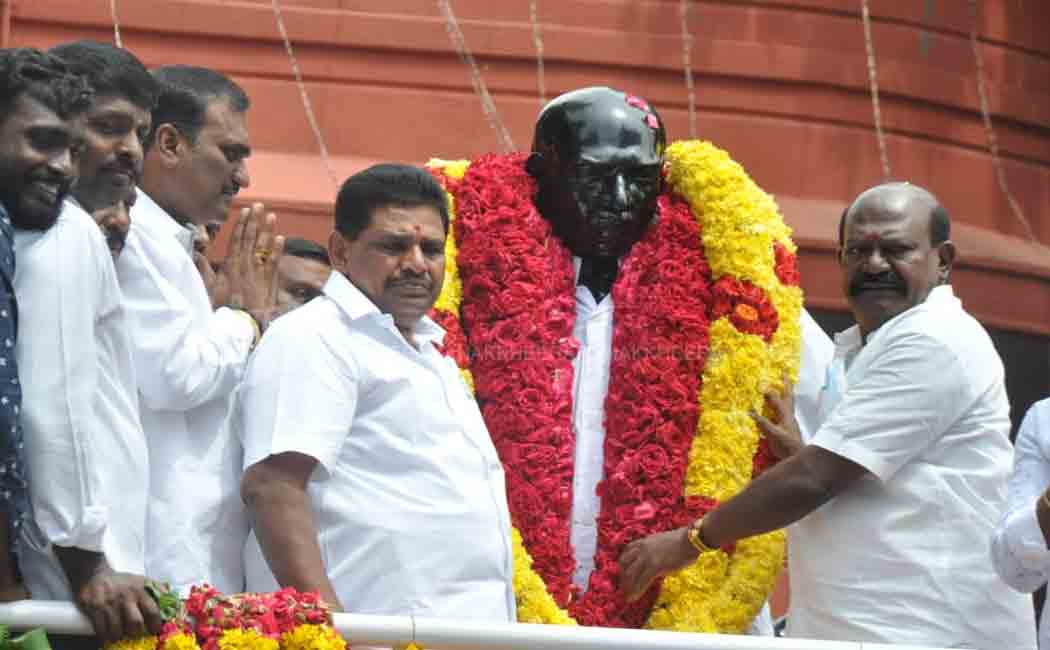 Minister respects Kamaraj statue!