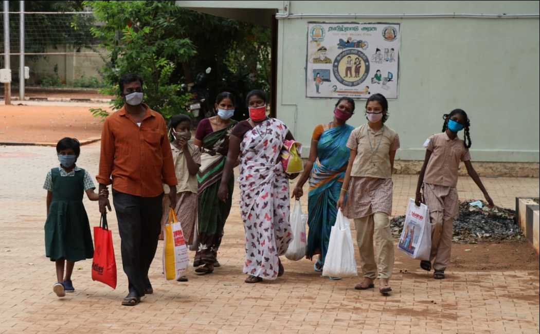 schools started distributing noon meal groceries to the students