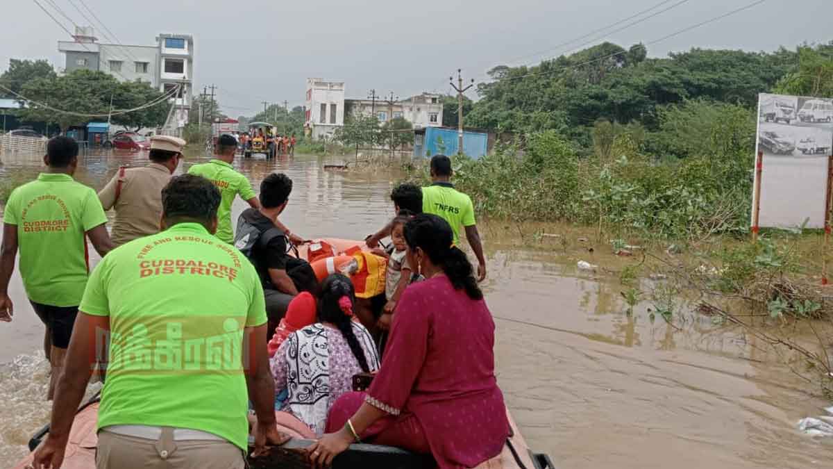 Cuddalore Flood; Superintendent of Police embarked on rescue mission (Photos)