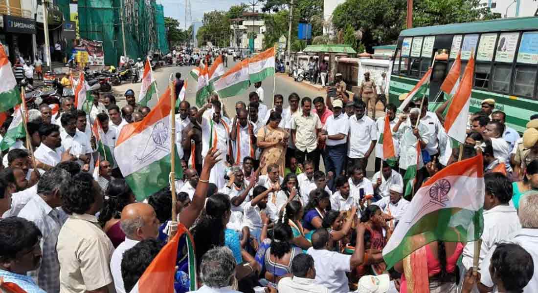 Insistence on repairing roads; Congress MPs, MLAs arrested